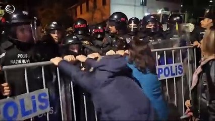 Atanan Kayyuma Tepkili Eylemciler Tunceli Belediyesi Önünde