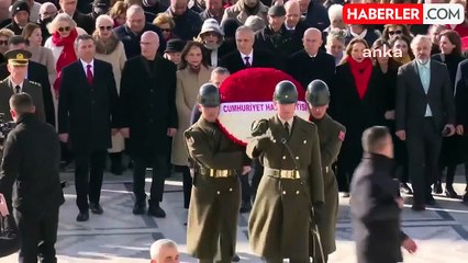 Özgür Özel, Öğretmenler Günü'nde Ailesi ve Öğretmenleriyle Anıtkabir'de.