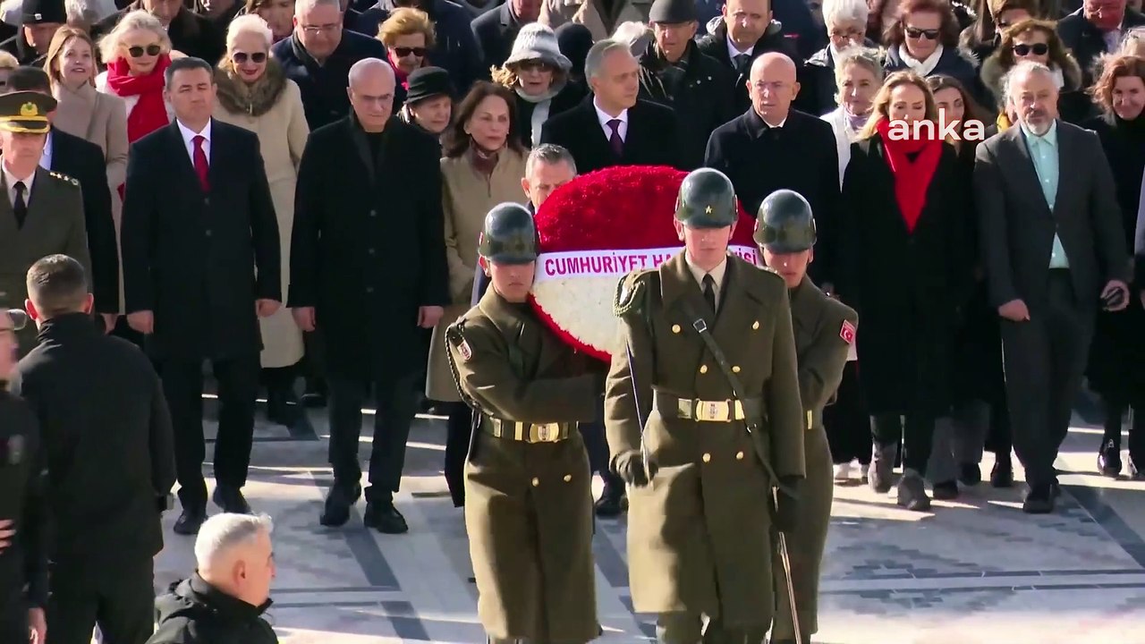 CHP Lideri Özel, Öğretmenler Günü’nde ailesi ve öğretmenleriyle Anıtkabir’i ziyaret etti