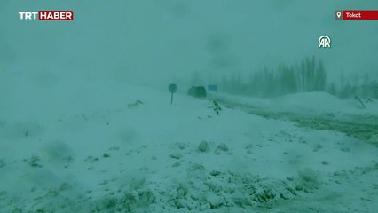 Kar nedeniyle çok sayıda tır ve çekici yolda kaldı