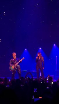 Exclusif - Videos - David Hallyday rejoint sur scène par sa mère Sylvie Vartan et sa soeur Laura Smet lors de son concert de sa tournée Requiem pour un fou au Dôme de Paris, France, le 12 novembre 2024. © Bestimage