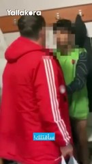 فيديو يثير ضجة في تركيا.. مدرب يصفع لاعبه في غرفة الملابس والأخير يقبل يده 👀😱