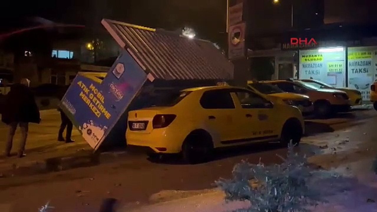 Bursa'da lodos etkili oldu; otobüs durağı yerinden söküldü, sokaktaki atık giysi dolabı araçların üzerine devrildi
