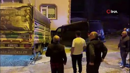 Kamyonet evin salonuna girdi