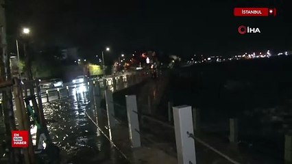 Üsküdar'da dev dalgalar kıyıyı dövdü