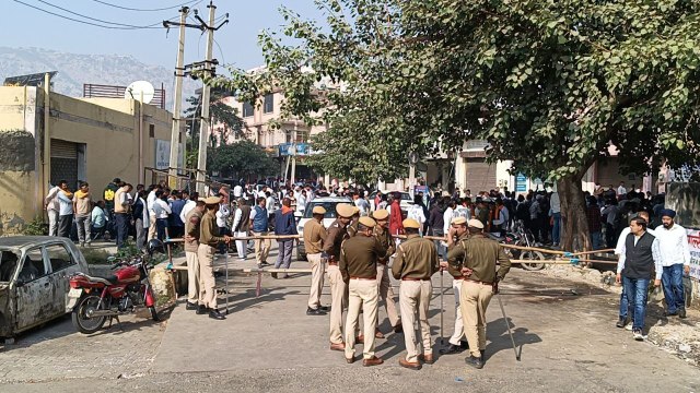 रामगढ़ विधानसभा उपचुनाव: जेल चौराहे पर जुटी समर्थकों की भीड़, देखें वीडियो