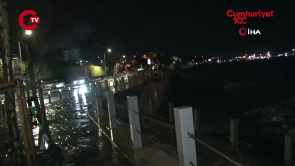 Üsküdar'da dev dalgalar kıyıyı dövdü