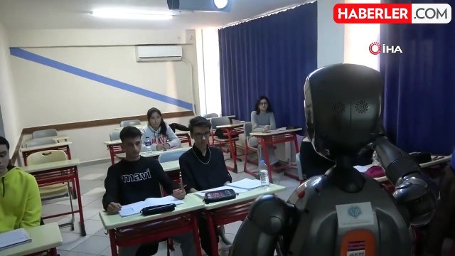 Türkiye'nin ilk insanımsı yapay zekalı robotu Ada, öğretmenliğe başladı