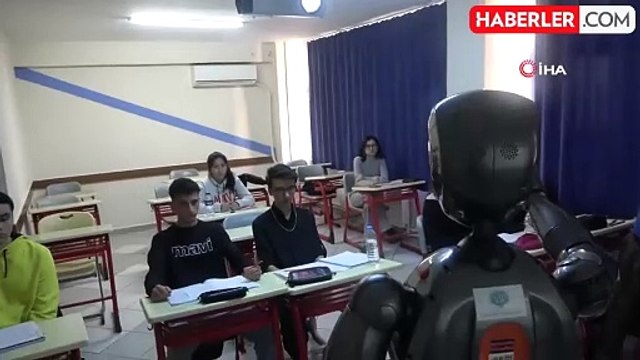 Türkiye'nin ilk insanımsı yapay zekalı robotu Ada, öğretmenliğe başladı