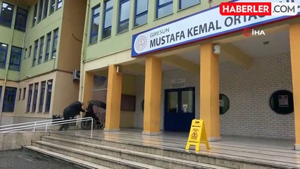 Emekli Öğretmenden Torununa ve Öğrencilere Destek