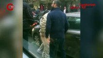 Beyoğlu'nda yol verme kavgası; tartıştıkları sürücünün otomobiline saldırdılar