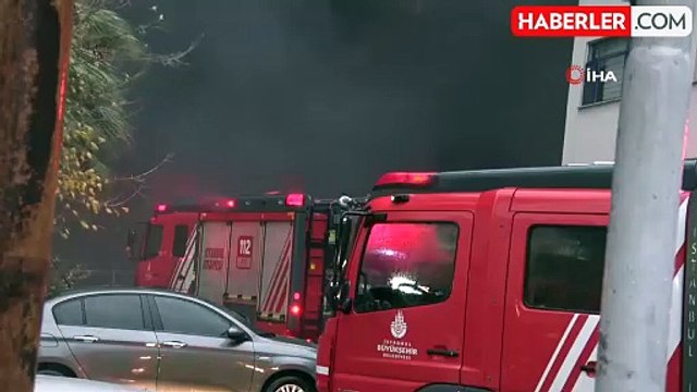 Beylikdüzü'nde 5 Saatten Fazla Süren Yangın Söndürme Çalışmaları Devam Ediyor
