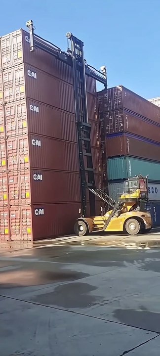 Container transshipment 💥💥 🚢