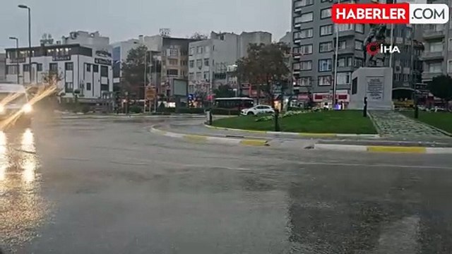 Bandırma'da Sağanak Yağış Trafiği Felç Etti