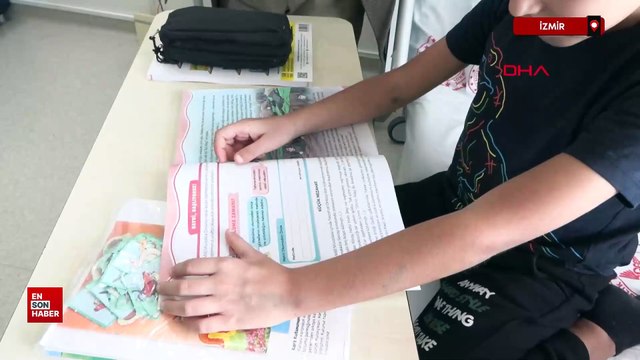 Nezih öğretmen, yatılı tedavi gören çocukların başucunda ders işliyor