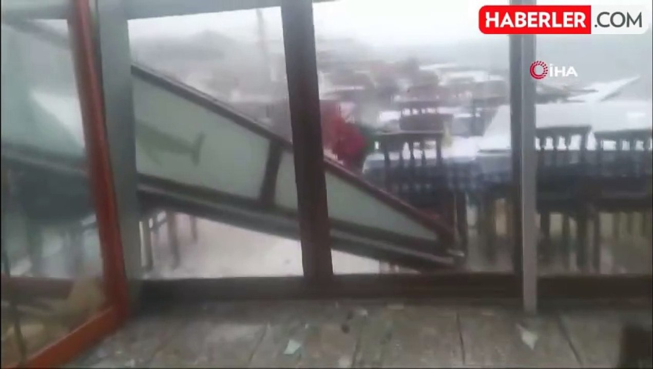 Büyükada'da Rüzgar Nedeniyle İki Restoranın Çatısı Yıkıldı