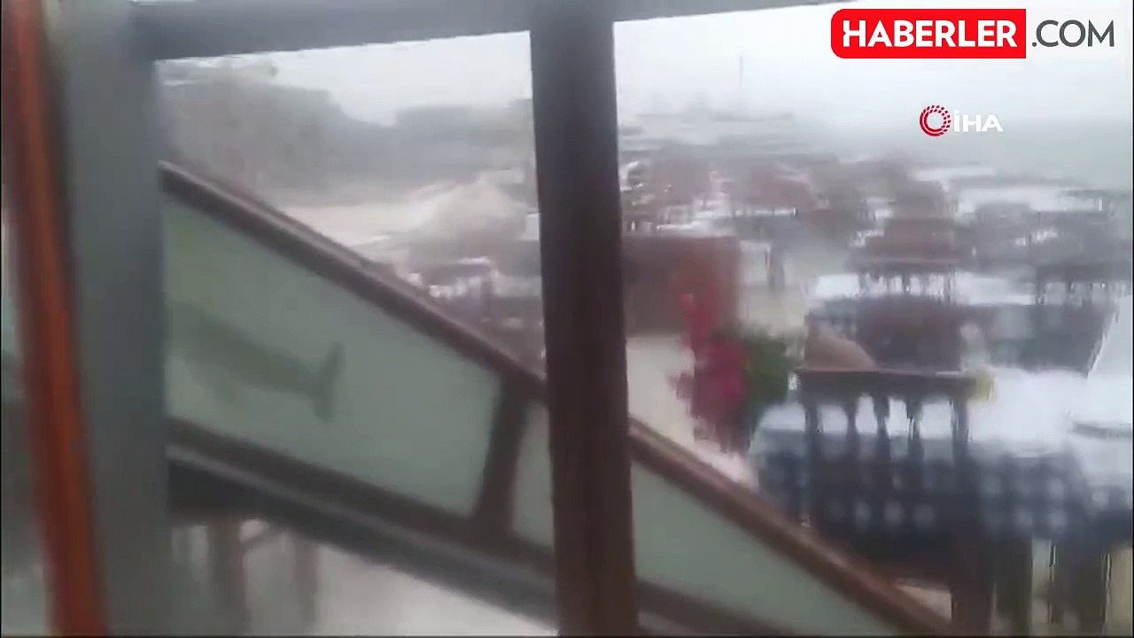 Büyükada'da Rüzgar Nedeniyle İki Restoranın Çatısı Yıkıldı