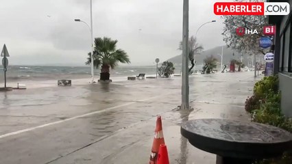 Bursa'da Fırtına Sahil Kenarını Vurdu, Caddeler Göle Döndü