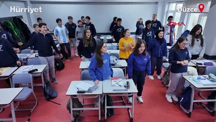 Öğrencilerden engelli öğretmenlerine sürpriz kutlama