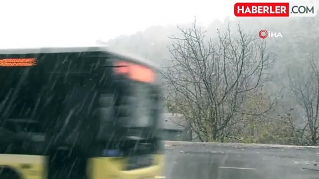 İstanbul'da Aydos Ormanı'nda Lapa Lapa Kar Yağışı