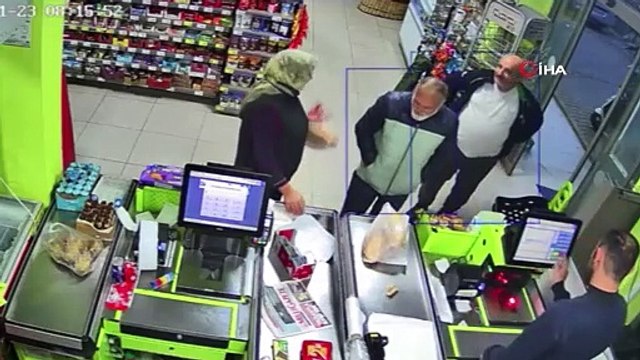 Çamurlu ayakkabılarını çıkarıp, çorapla alışveriş yaptı