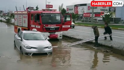Balıkesir'de Su Baskını: Araçta Mahsur Kalan Sürücü İtfaiye Tarafından Kurtarıldı
