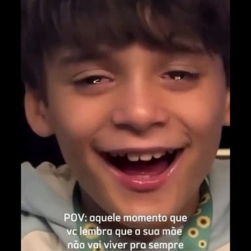 Criança autista emociona web ao chorar assumindo medo de perder a mãe; veja