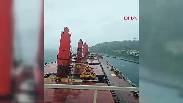 İstanbul Boğazı'nda sürüklenen gemi kıyıya çarpmaktan son anda kurtuldu