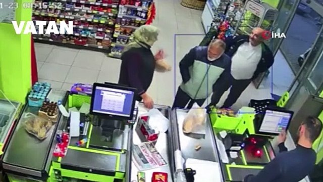 Çamurlu ayakkabılarını çıkarıp çorapla alışveriş yaptı