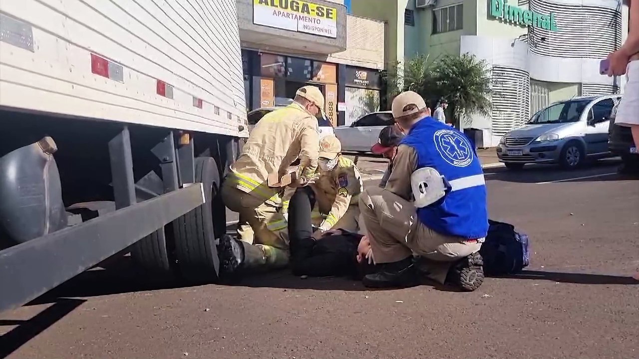 Forte colisão entre moto e caminhão é registrada na Avenida Rocha Pombo