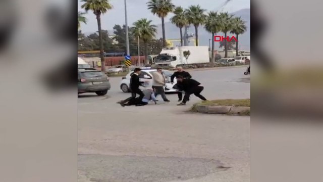 Otobüs şoförü ile otomobil sürücüsünün yol kavgası kamerada