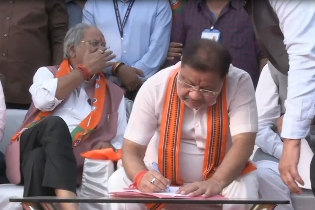 CG By Election Result: रायपुर दक्षिण उपचुनाव के विजयी प्रत्याशी सुनील सोनी को रिटर्निंग ऑफिसर ने सौंपा प्रमाण पत्र