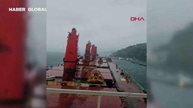 İstanbul Boğazı'nda sürüklenen gemi kıyıya çarpmaktan son anda kurtuldu