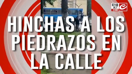 Hinchas a los piedrazos limpios causan terror entre los vecinos