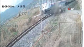 Manisa’da yolcu treni ile otomobil çarpıştı! O anlar kamerada