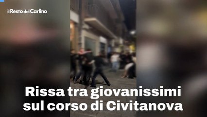 Rissa tra giovanissimi sul corso di Civitanova