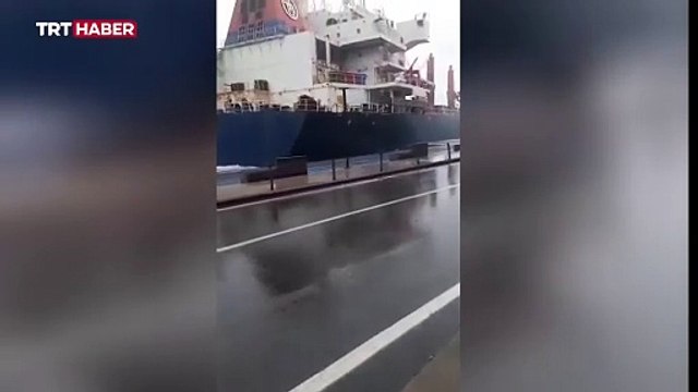 İstanbul Boğazı'nda akıntıya kapılan gemi kıyıya çarpmaktan son anda kurtuldu