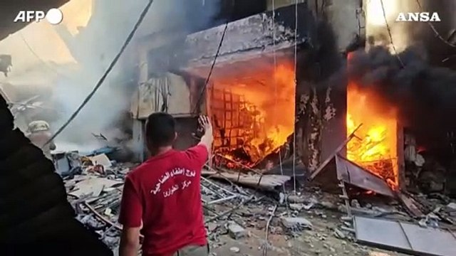 Raid sulla periferia sud di Beirut, le squadre di emergenza tra fiamme e macerie