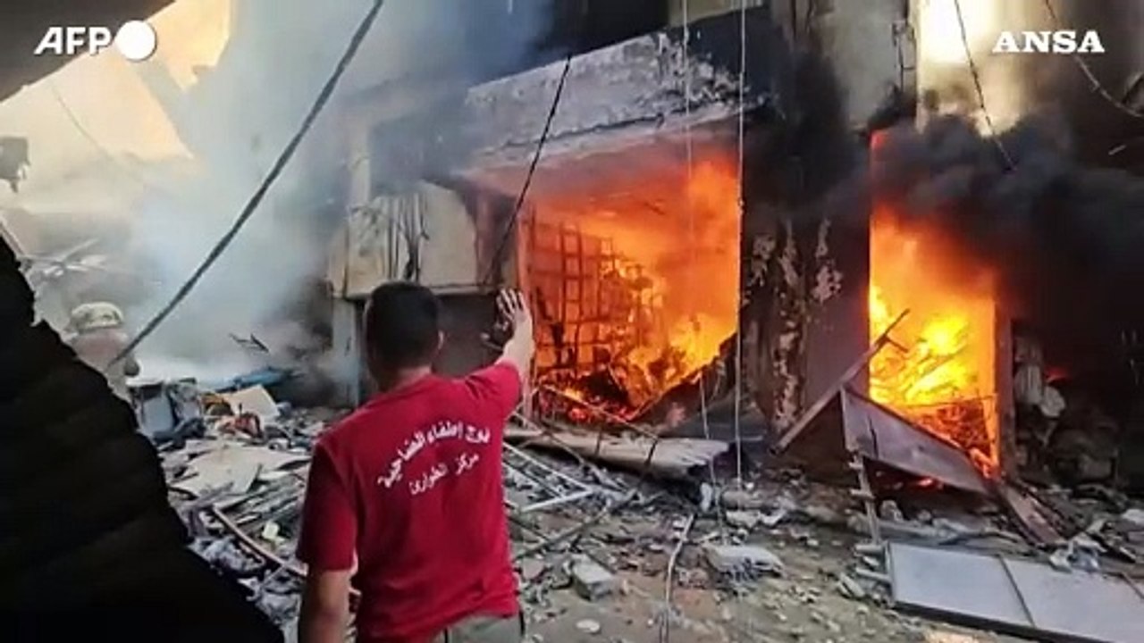 Raid sulla periferia sud di Beirut, le squadre di emergenza tra fiamme e macerie