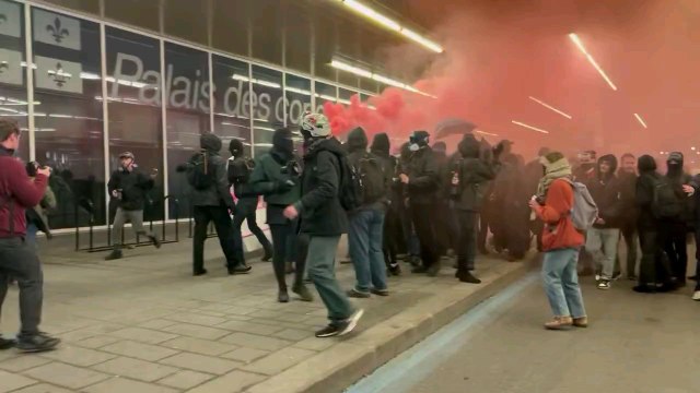 BREAKING! Dozens of pro-palestinian demonstrators erupted tonight in 🇨🇦 Canada