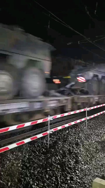 BREAKING: Military equipment in the 🇳🇱Netherlands on railway tracks, secretly in the night so that the masses would not notice.