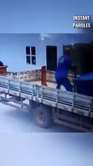 Cet ouvrier en difficulté reçoit le soutien précieux d’un automobiliste