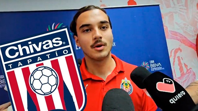 Eduardo García motivando al resto de sus compañeros previo al partido de expansión el la Liga MX