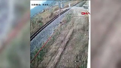 Yolcu treninin otomobile çarpma anı görüntüleri ortaya çıktı