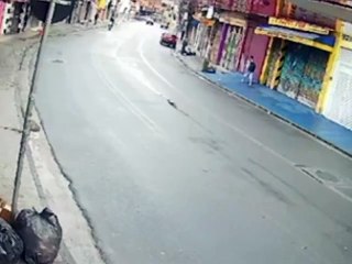 Lo hizo “volar”: Cámara capta el momento en que un motociclista es atropellado por una vagoneta 