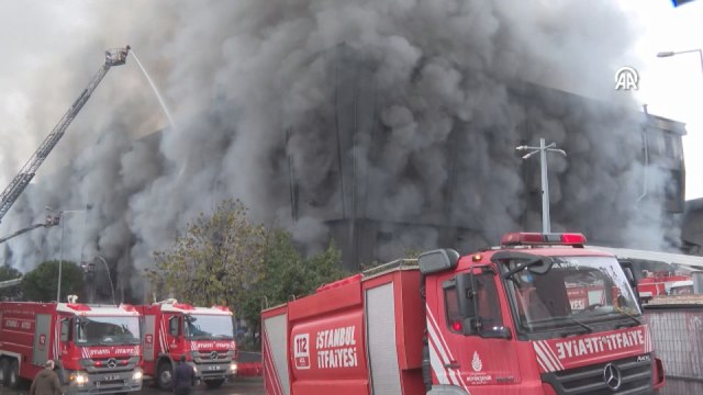 Beylikdüzü'ndeki fabrika yangınına itfaiyenin müdahalesi sürüyor