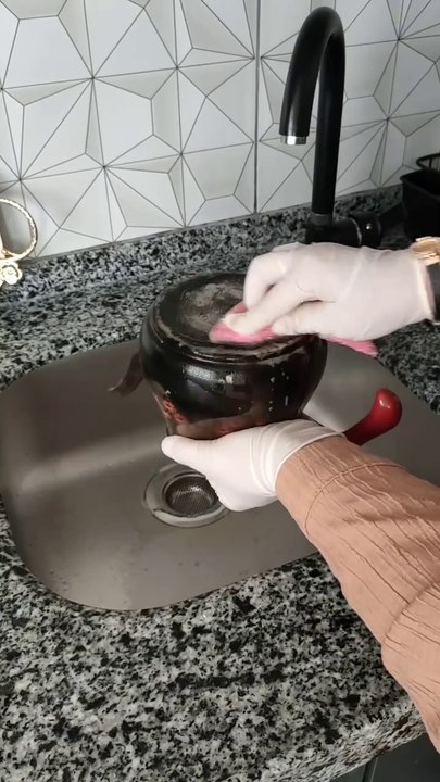 Yanmış Çaydanlıklarınız Sadece 5 Dakikada Yeni Alınmış Gibi Olsun!