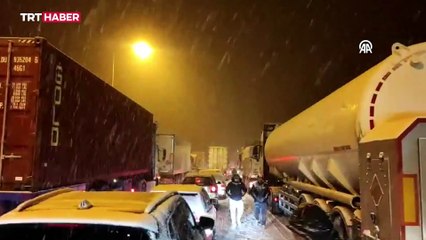 Anadolu Otoyolu'nda kar yağışı nedeniyle trafik durdu