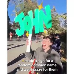 Des New Yorkais transforment la course en fête avec des pancartes et des encouragements personnalisés !