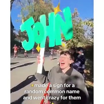 Des New Yorkais transforment la course en fête avec des pancartes et des encouragements personnalisés !